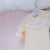 Macacão Floral Perola Amarelo ( P )